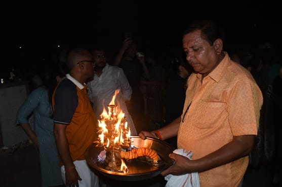 कुड़ियाघाट पर गोमती की आरती हुई।