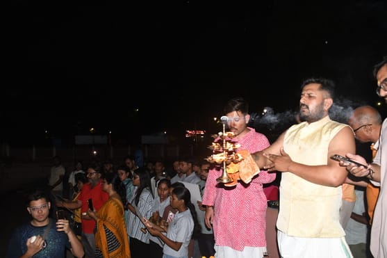 कुड़ियाघाट पर गोमती की आरती हुई।