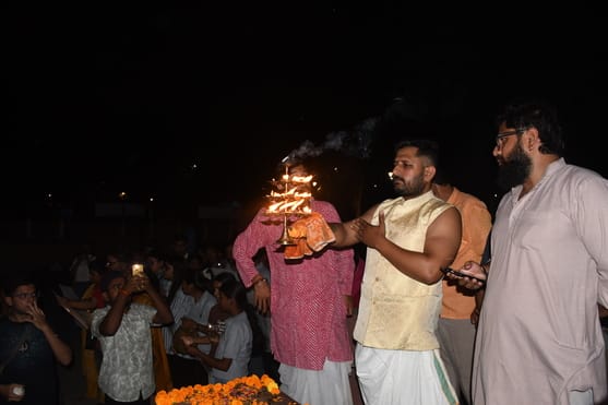 कुड़ियाघाट पर गोमती की आरती हुई।