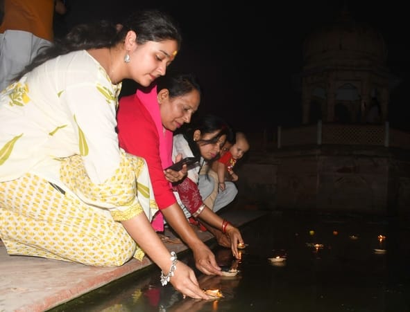 कुड़ियाघाट पर गोमती की आरती हुई।