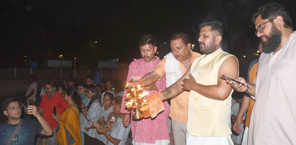 कुड़ियाघाट पर गोमती की आरती हुई।
