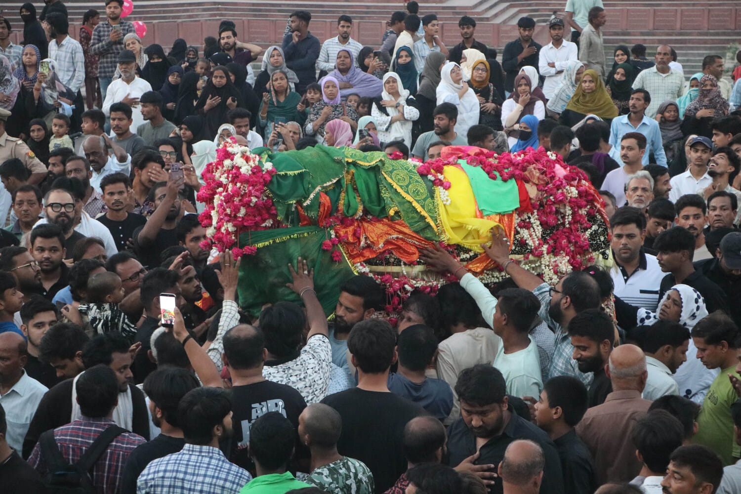 लखनऊ में हुसैनाबाद स्थित रौजा ए हजरत मुस्लिम (रईस मंजिल) में शबीह ताबूत के जुलूस में मौजूद अकीद लखनऊ में हुसैनाबाद स्थित रौजा ए हजरत मुस्लिम (रईस मंजिल) में शबीह ताबूत के जुलूस में मौजूद अकीद
