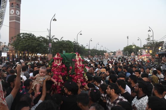 लखनऊ में हुसैनाबाद स्थित रौजा ए हजरत मुस्लिम (रईस मंजिल) में शबीह ताबूत के जुलूस में मौजूद अकीद लखनऊ में हुसैनाबाद स्थित रौजा ए हजरत मुस्लिम (रईस मंजिल) में शबीह ताबूत के जुलूस में मौजूद अकीद