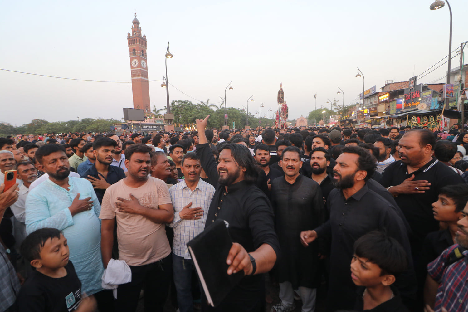 लखनऊ में हुसैनाबाद स्थित रौजा ए हजरत मुस्लिम (रईस मंजिल) में शबीह ताबूत के जुलूस में मौजूद अकीद लखनऊ में हुसैनाबाद स्थित रौजा ए हजरत मुस्लिम (रईस मंजिल) में शबीह ताबूत के जुलूस में मौजूद अकीद