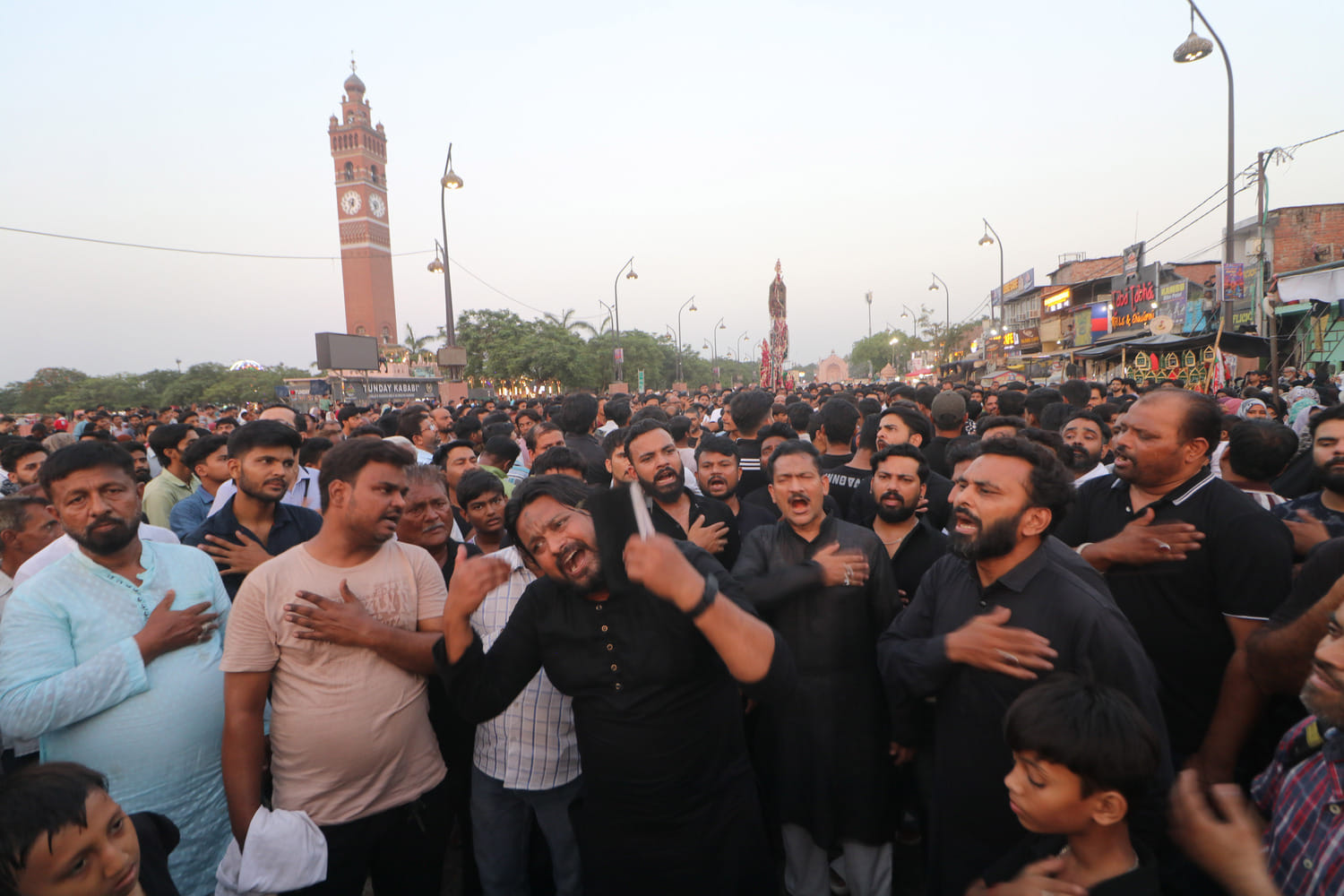लखनऊ में हुसैनाबाद स्थित रौजा ए हजरत मुस्लिम (रईस मंजिल) में शबीह ताबूत के जुलूस में मौजूद अकीद लखनऊ में हुसैनाबाद स्थित रौजा ए हजरत मुस्लिम (रईस मंजिल) में शबीह ताबूत के जुलूस में मौजूद अकीद