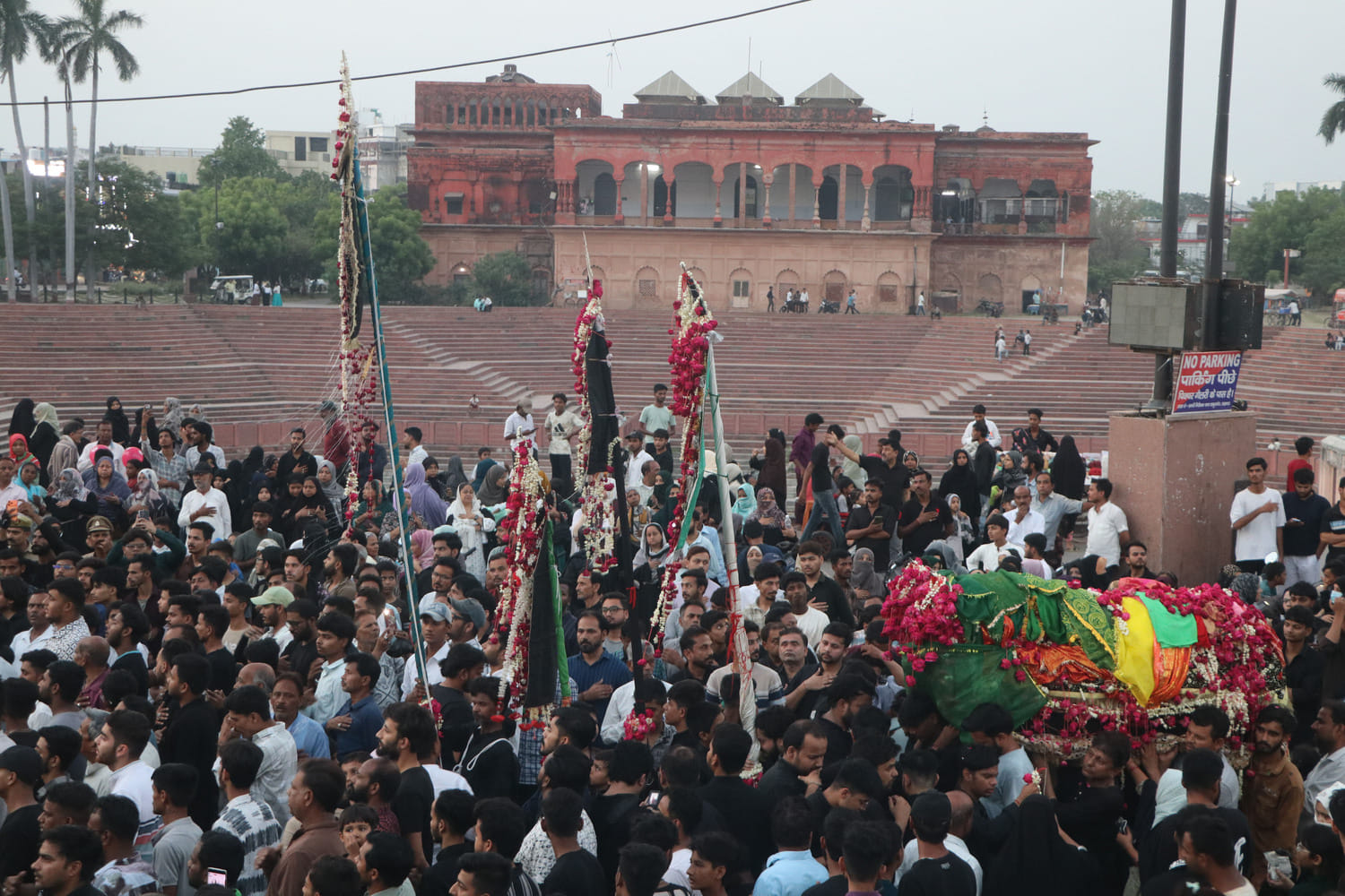 लखनऊ में हुसैनाबाद स्थित रौजा ए हजरत मुस्लिम (रईस मंजिल) में शबीह ताबूत के जुलूस में मौजूद अकीद लखनऊ में हुसैनाबाद स्थित रौजा ए हजरत मुस्लिम (रईस मंजिल) में शबीह ताबूत के जुलूस में मौजूद अकीद