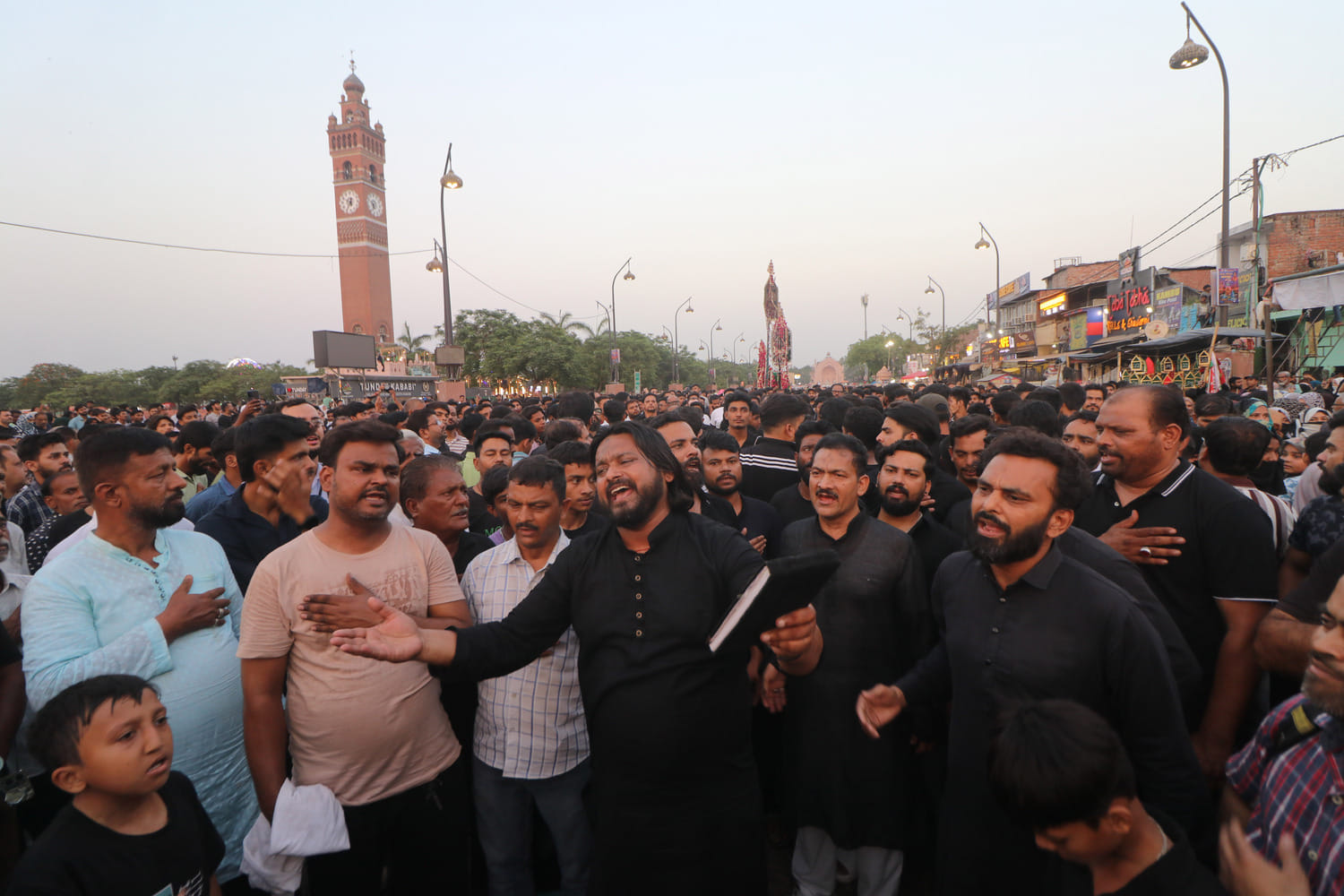 लखनऊ में हुसैनाबाद स्थित रौजा ए हजरत मुस्लिम (रईस मंजिल) में शबीह ताबूत के जुलूस में मौजूद अकीद लखनऊ में हुसैनाबाद स्थित रौजा ए हजरत मुस्लिम (रईस मंजिल) में शबीह ताबूत के जुलूस में मौजूद अकीद