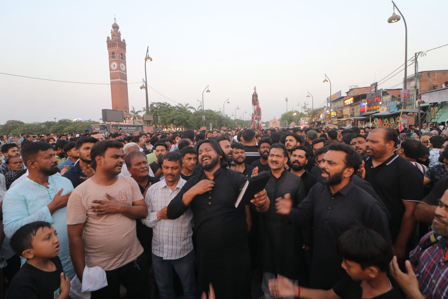लखनऊ में हुसैनाबाद स्थित रौजा ए हजरत मुस्लिम (रईस मंजिल) में शबीह ताबूत के जुलूस में मौजूद अकीद लखनऊ में हुसैनाबाद स्थित रौजा ए हजरत मुस्लिम (रईस मंजिल) में शबीह ताबूत के जुलूस में मौजूद अकीद