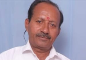 मैहरे बाजार में सड़क पर गुजर रहे पशु के जाने का इंतजार करता हुआ ट्रक चालक। संवाद