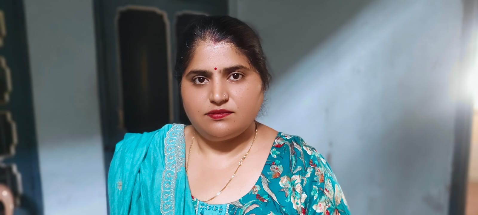 मैहरे बाजार में सड़क पर गुजर रहे पशु के जाने का इंतजार करता हुआ ट्रक चालक। संवाद