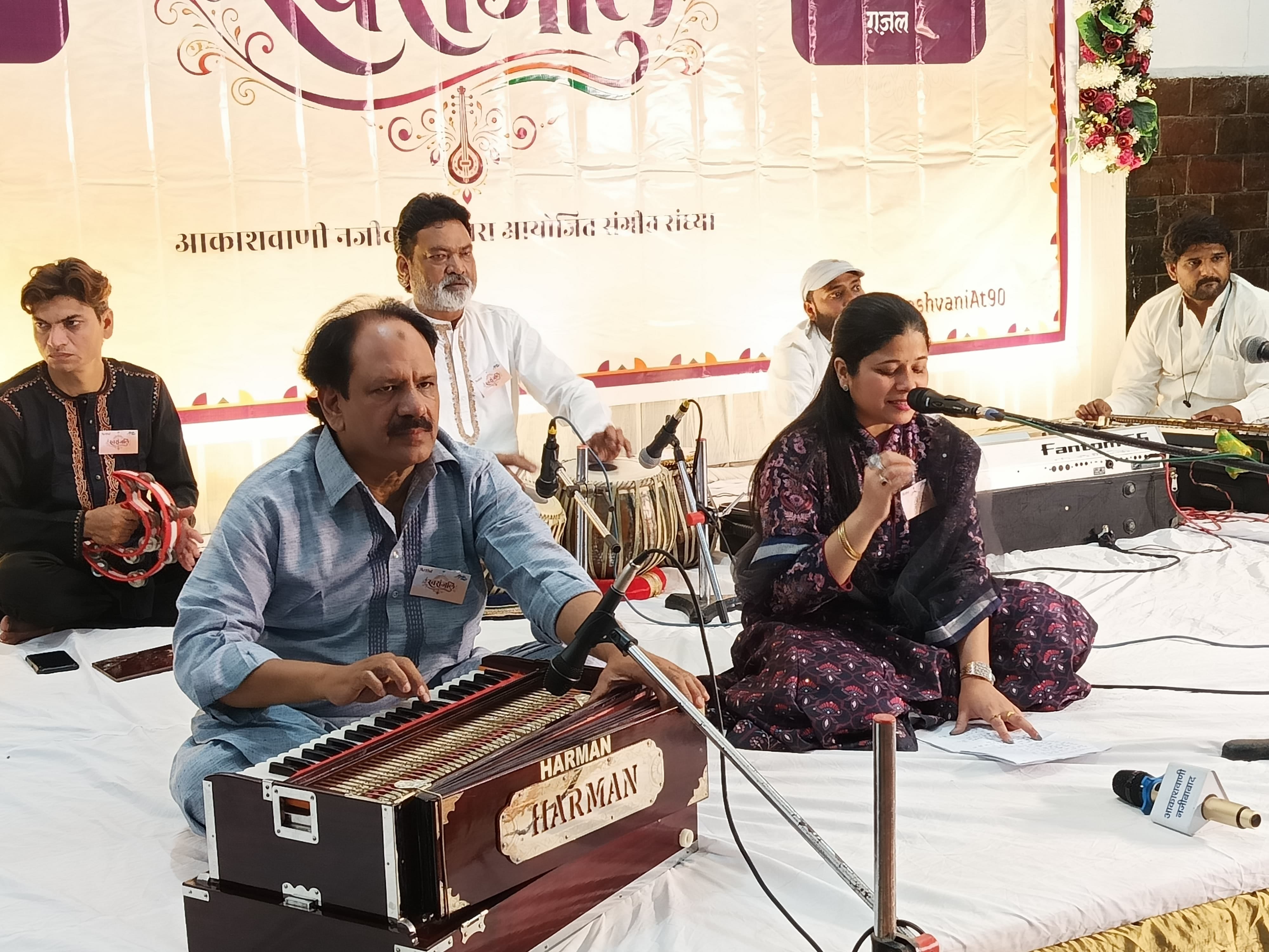 नजीबाबाद-आकाशवाणी के स्वरांजलि में भजन प्रस्तुत करतीं कलाकार। संवाद नजीबाबाद-आकाशवाणी के स्वरांजलि में भजन प्रस्तुत करतीं कलाकार। संवाद