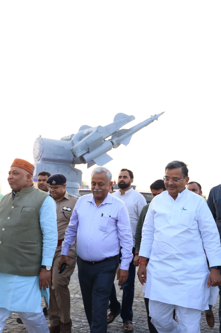 निरीक्षण करते मंत्री और अधिकारी।