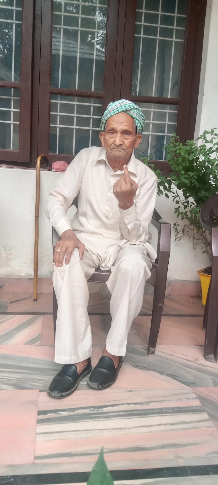पंचायत खैरा के गाडियाड्डा वार्ड के 94 वर्षीय हवलदार मुंशी राम ने व्हीलचेयर पर मतदान करने पहुंचे पंचायत खैरा के गाडियाड्डा वार्ड के 94 वर्षीय हवलदार मुंशी राम ने व्हीलचेयर पर मतदान करने पहुंचे