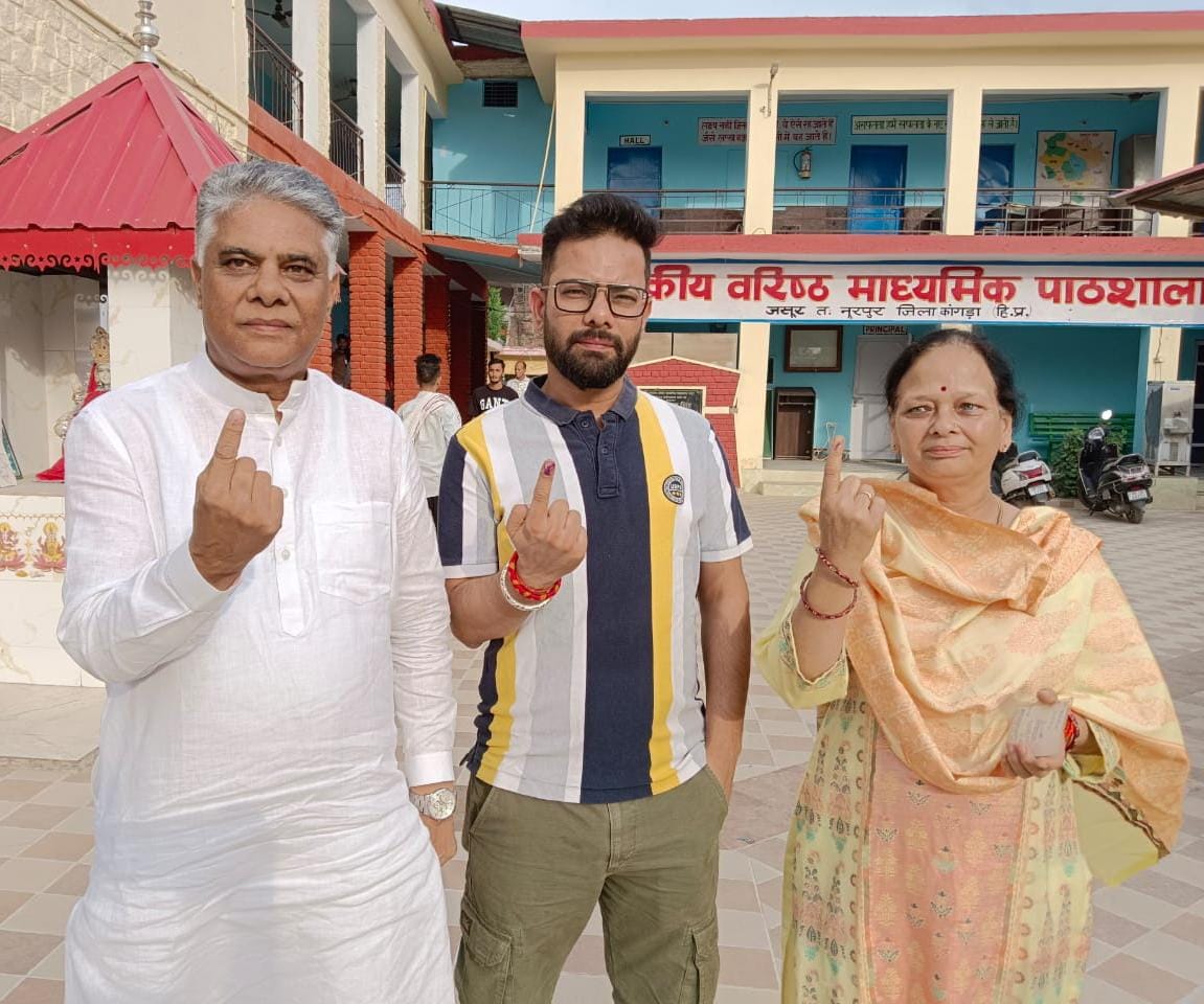 परनोह पंचयात में मतदान करने के बाद मंत्री यादविंद्र गोमा ने परिवार और समर्थकों के साथ। -स्रोत : परनोह पंचयात में मतदान करने के बाद मंत्री यादविंद्र गोमा ने परिवार और समर्थकों के साथ। -स्रोत :
