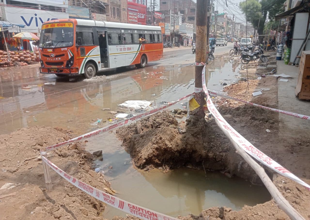 प्रयागराज अयोध्या राजमार्ग बाबागंज में दुकानों के सामने भरा टूटी पाइप लाइन से निकल रहा पानी। सं प्रयागराज अयोध्या राजमार्ग बाबागंज में दुकानों के सामने भरा टूटी पाइप लाइन से निकल रहा पानी। सं