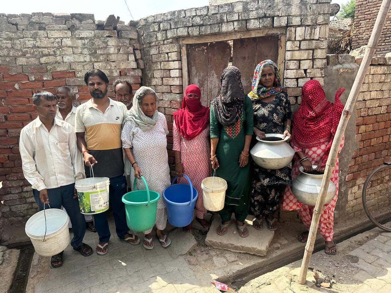 पेयजल संकट बारे रोष प्रकट करते बाल्मीकि बस्ती निवासी पेयजल संकट बारे रोष प्रकट करते बाल्मीकि बस्ती निवासी