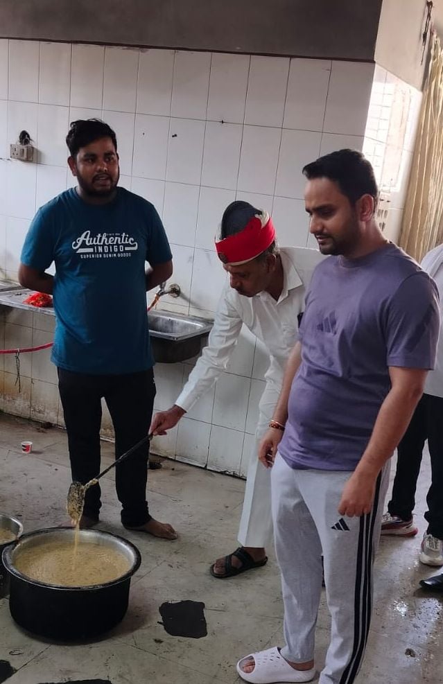 राजकीय मेडिकल कॉलेज में मरीजाें को दिए जाने वाला दूध की गुणवत्ता चेक करते सीडीओ उत्कर्ष द्विवेद