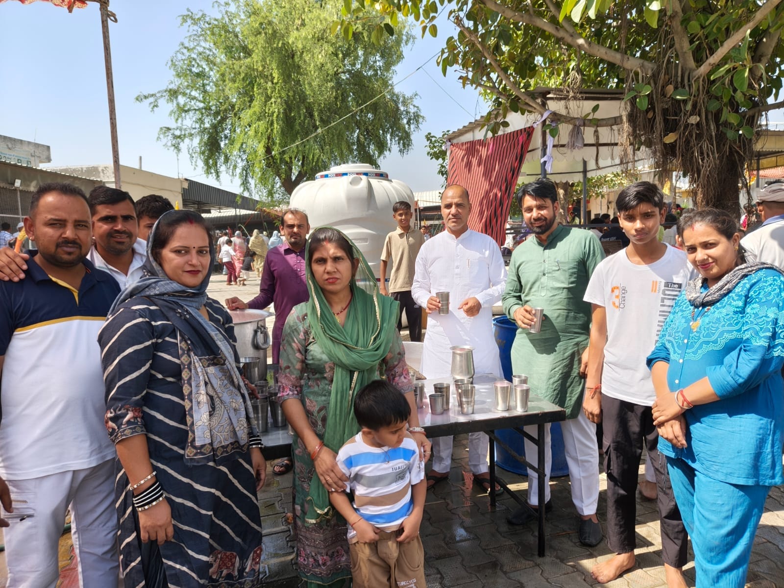 सिसला धाम में छबील के दौरान सेवा करते सेवादार। स्वय सिसला धाम में छबील के दौरान सेवा करते सेवादार। स्वय