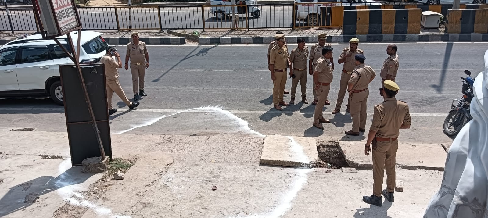 सीसीटीवी फुटेज में कैद वारदात, संदीप की फाइल फोटो, घटनास्थल पर जांच करती पुलिस। सीसीटीवी फुटेज में कैद वारदात, संदीप की फाइल फोटो, घटनास्थल पर जांच करती पुलिस।