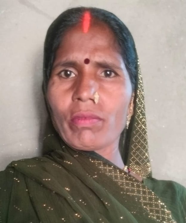 सिधारी थाना क्षेत्र के तमौली गांव में करंट लगने से हुई महिला की मौत के बाद जुटी भीड़ को समझाती 