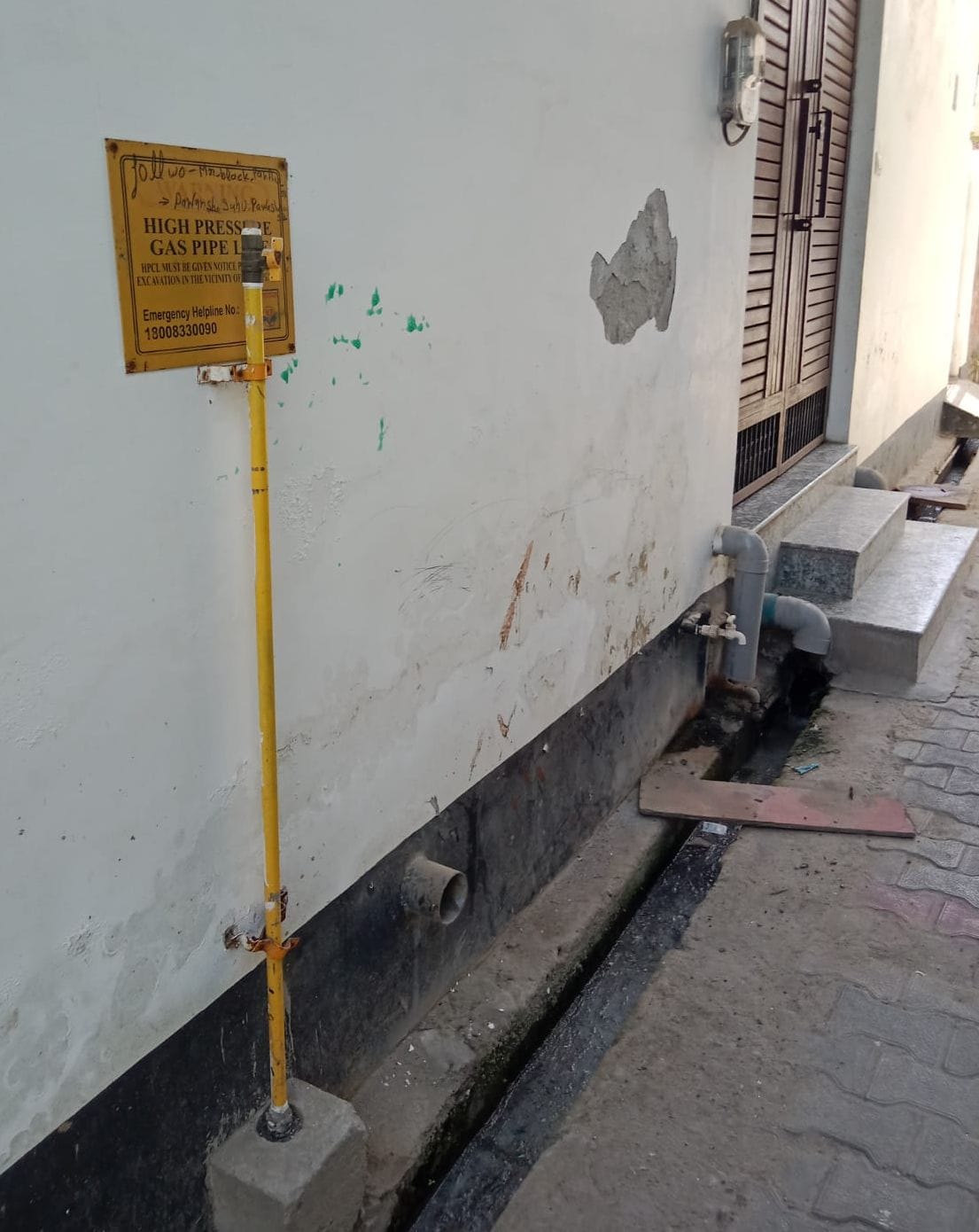 सिविल लाइन इलाके में लगी गैस की पाइप लाइन एक घर के बाहर। संवाद सिविल लाइन इलाके में लगी गैस की पाइप लाइन एक घर के बाहर। संवाद