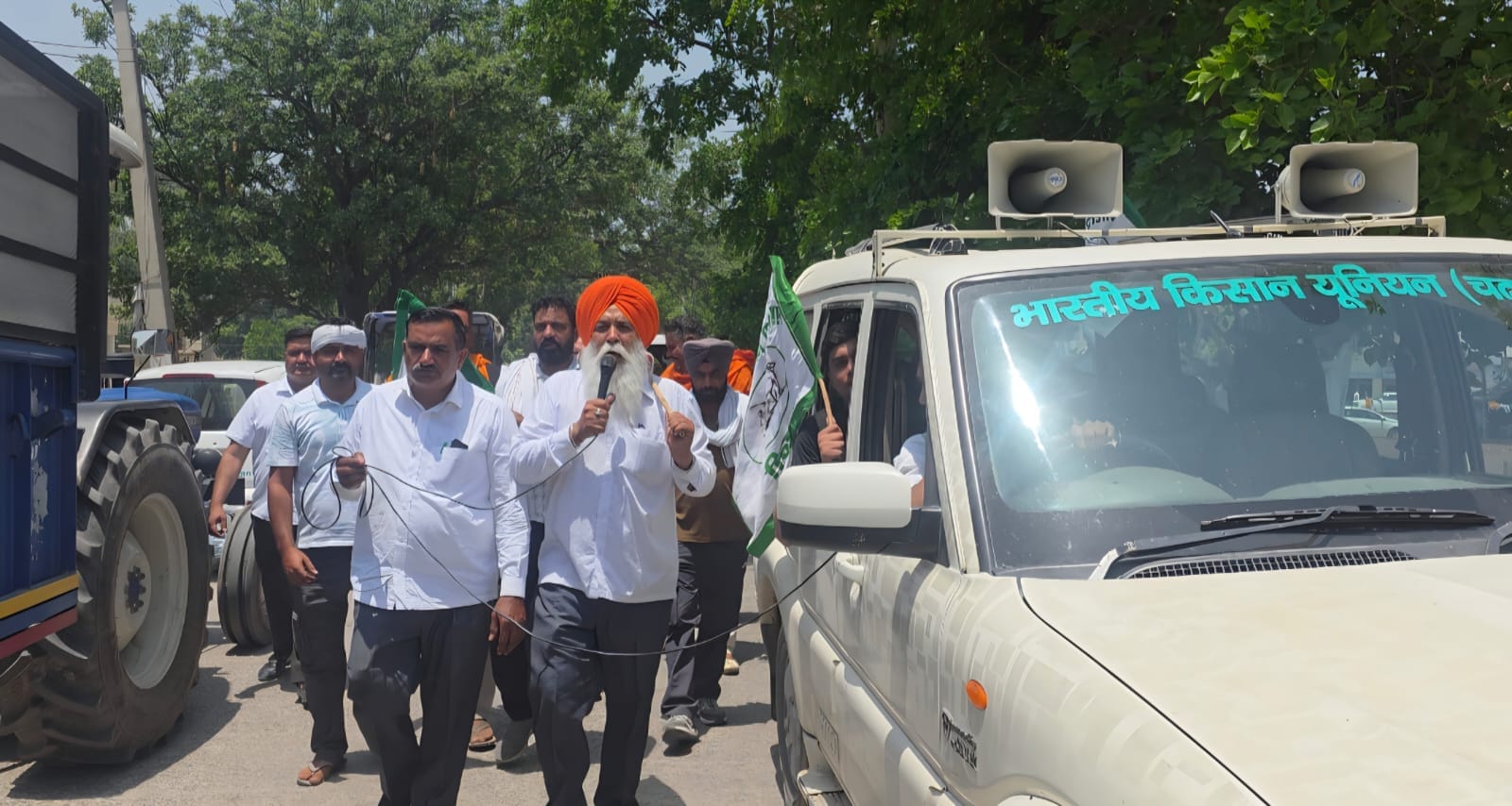 शाहाबाद। लाडवा रोड पर धरने के दौरान किसान नेता जसबीर मामूमाजरा को हटाने का प्रयास करते हुए पुल शाहाबाद। लाडवा रोड पर धरने के दौरान किसान नेता जसबीर मामूमाजरा को हटाने का प्रयास करते हुए पुल
