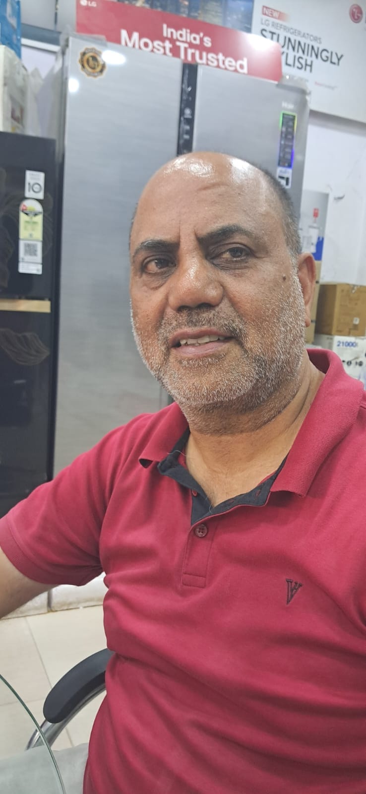 शहर की एक दुकान पर फ्रिज देखतीं महिलाएं। संवाद