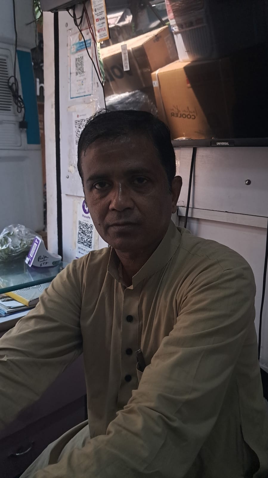 शहर की एक दुकान पर फ्रिज देखतीं महिलाएं। संवाद