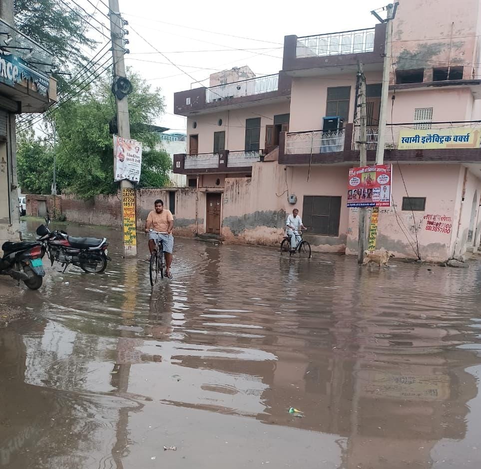 शहर में एक घर में ओलावृष्टि के दौरान बगीचे में गिरे ओले। 