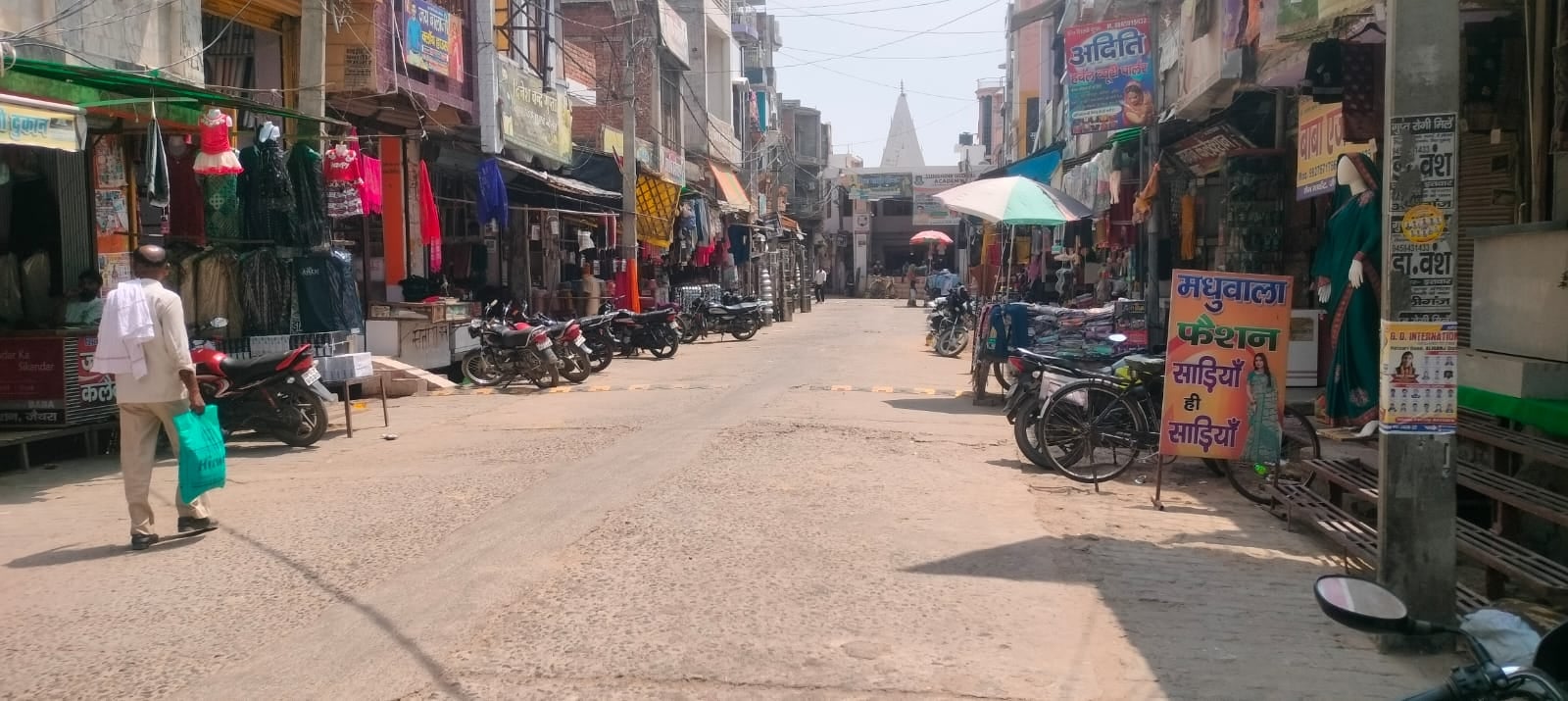 तेज धूप व गर्मी से बचाव के लिए जीटी रोड से छाता लगाकर गुजरते लोग। संवाद