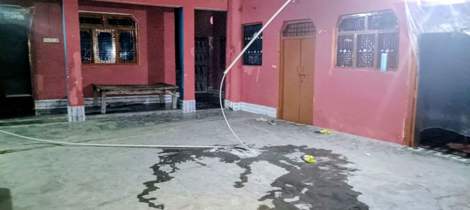 तार गिरने के बाद मौजूद लोग और खंभे पर तार ठीक करता कर्मचारी। तार गिरने के बाद मौजूद लोग और खंभे पर तार ठीक करता कर्मचारी।
