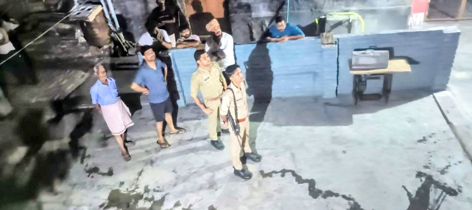 तार गिरने के बाद मौजूद लोग और खंभे पर तार ठीक करता कर्मचारी। तार गिरने के बाद मौजूद लोग और खंभे पर तार ठीक करता कर्मचारी।