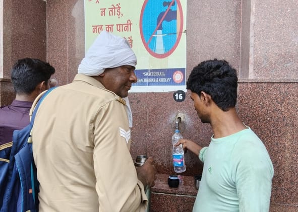 ट्रेन में भीड़ और गर्मी से परेशान यात्री।