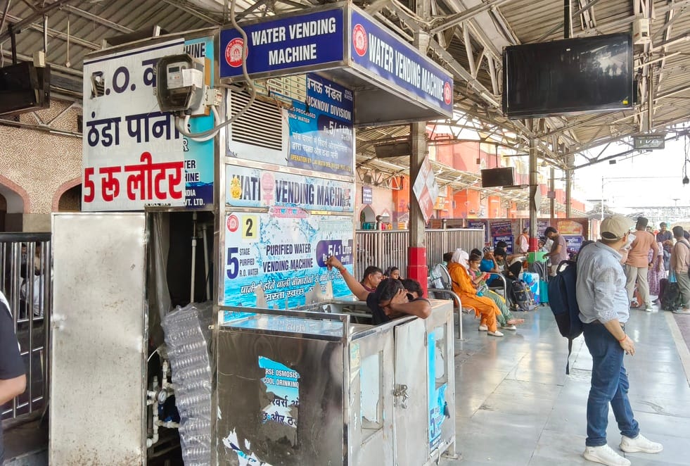 ट्रेन में भीड़ और गर्मी से परेशान यात्री।