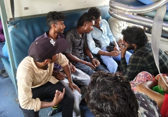 ट्रेन में भीड़ और गर्मी से परेशान यात्री।