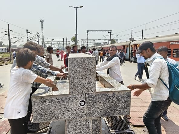ट्रेन में भीड़ और गर्मी से परेशान यात्री।