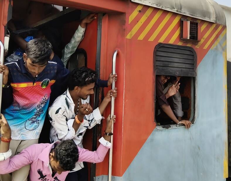 ट्रेन में भीड़ और गर्मी से परेशान यात्री।
