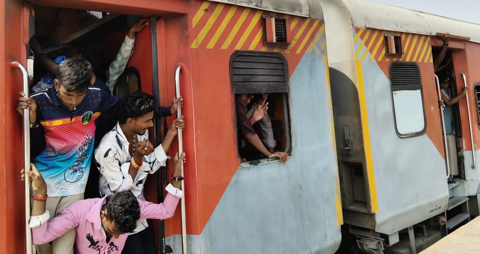 ट्रेन में भीड़ और गर्मी से परेशान यात्री।