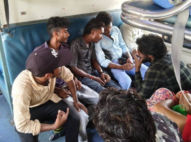 ट्रेन में भीड़ और गर्मी से परेशान यात्री।