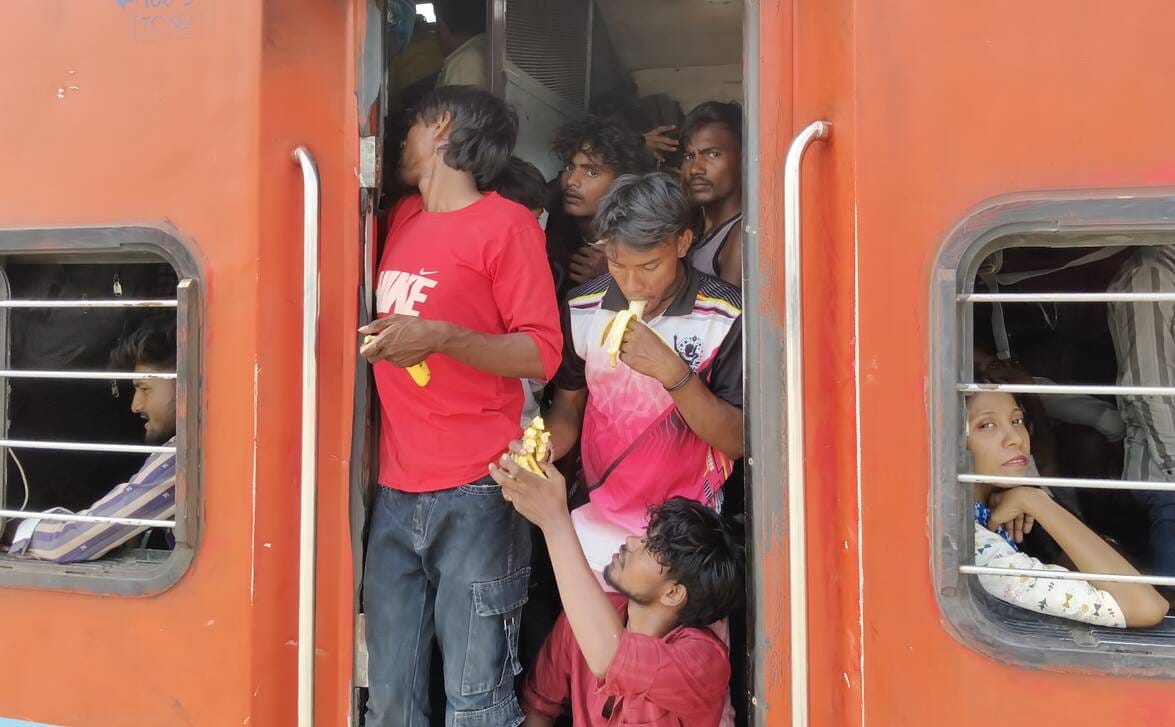 ट्रेन में भीड़ और गर्मी से परेशान यात्री।