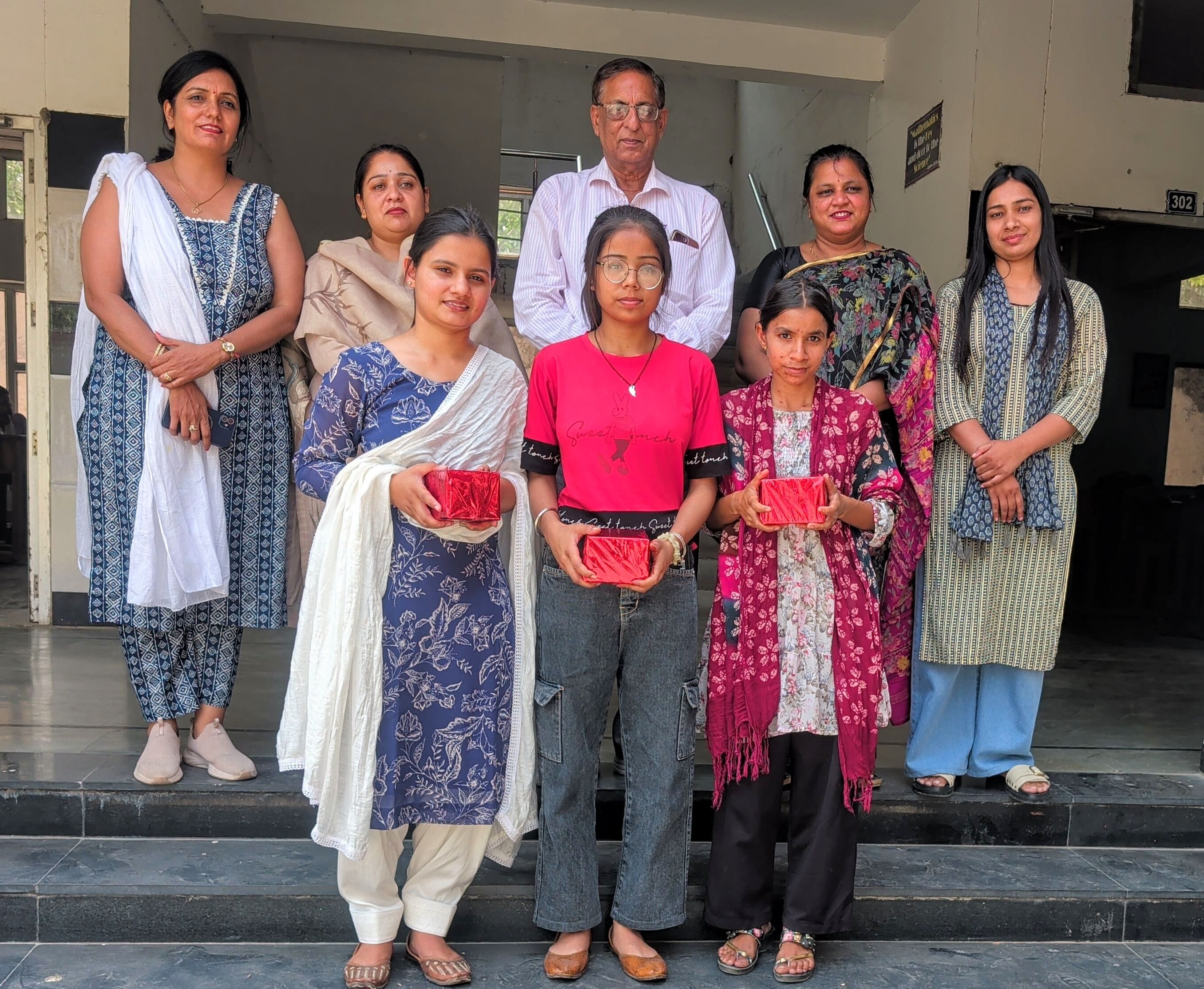 उत्कृष्ठ परीक्षा परिणाम आने पर छात्राओं को सम्मानित करतीं शिक्षक। कॉलेज उत्कृष्ठ परीक्षा परिणाम आने पर छात्राओं को सम्मानित करतीं शिक्षक। कॉलेज