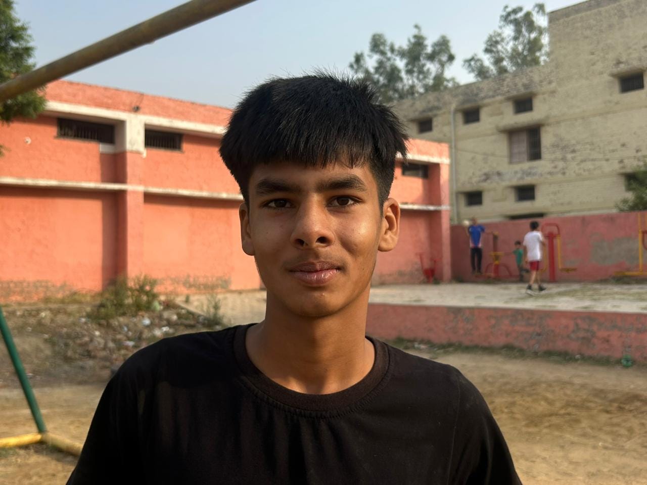 02-रोहतक के राजकीय वरिष्ठ माध्यमिक विद्यालय मोरखेड़ी के खेल मैदान में सुबह के समय फुटबॉल खेलते