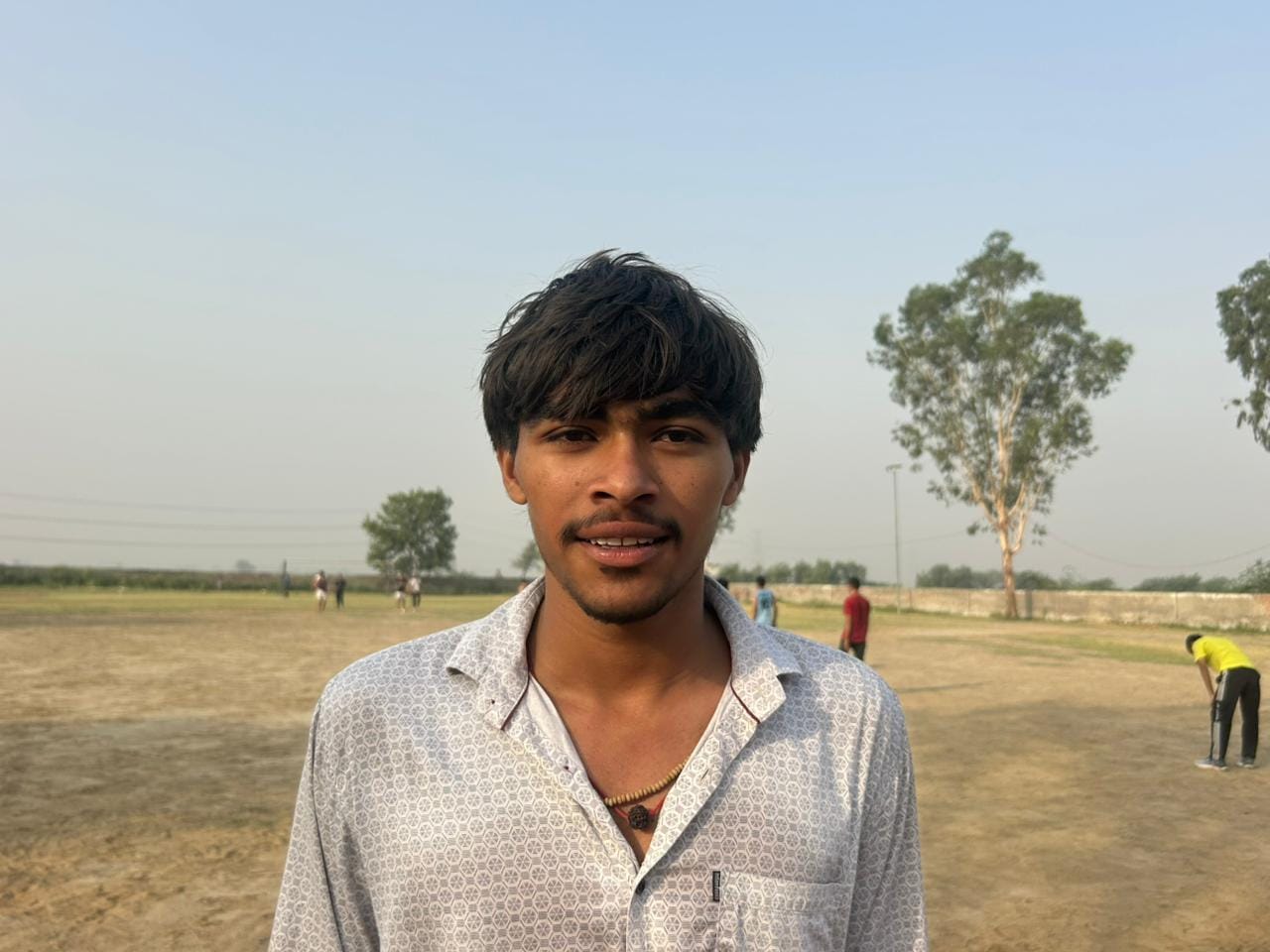 02-रोहतक के राजकीय वरिष्ठ माध्यमिक विद्यालय मोरखेड़ी के खेल मैदान में सुबह के समय फुटबॉल खेलते
