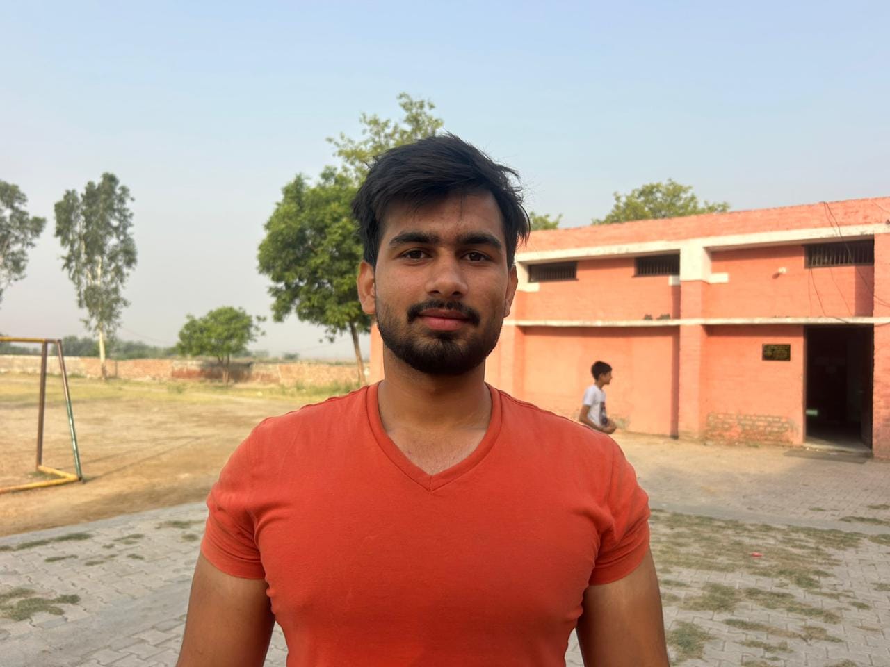 02-रोहतक के राजकीय वरिष्ठ माध्यमिक विद्यालय मोरखेड़ी के खेल मैदान में सुबह के समय फुटबॉल खेलते