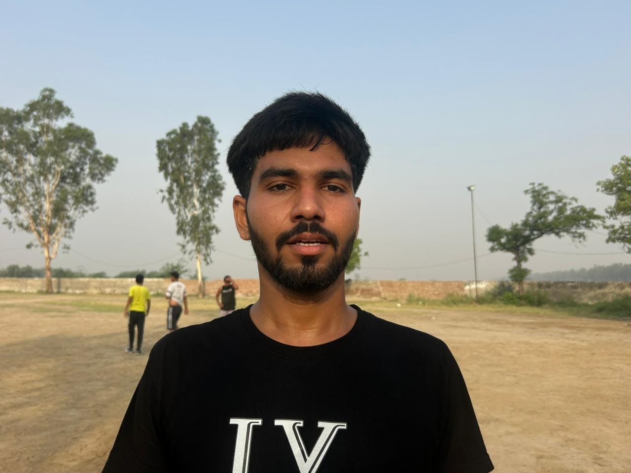 02-रोहतक के राजकीय वरिष्ठ माध्यमिक विद्यालय मोरखेड़ी के खेल मैदान में सुबह के समय फुटबॉल खेलते