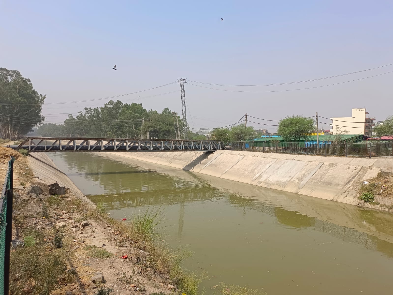 27-जेएलएन से आईएमटी के जलघर तक पानी पहुंचाने के लिए लगाए ट्रैक्टर। संवाद 27-जेएलएन से आईएमटी के जलघर तक पानी पहुंचाने के लिए लगाए ट्रैक्टर। संवाद