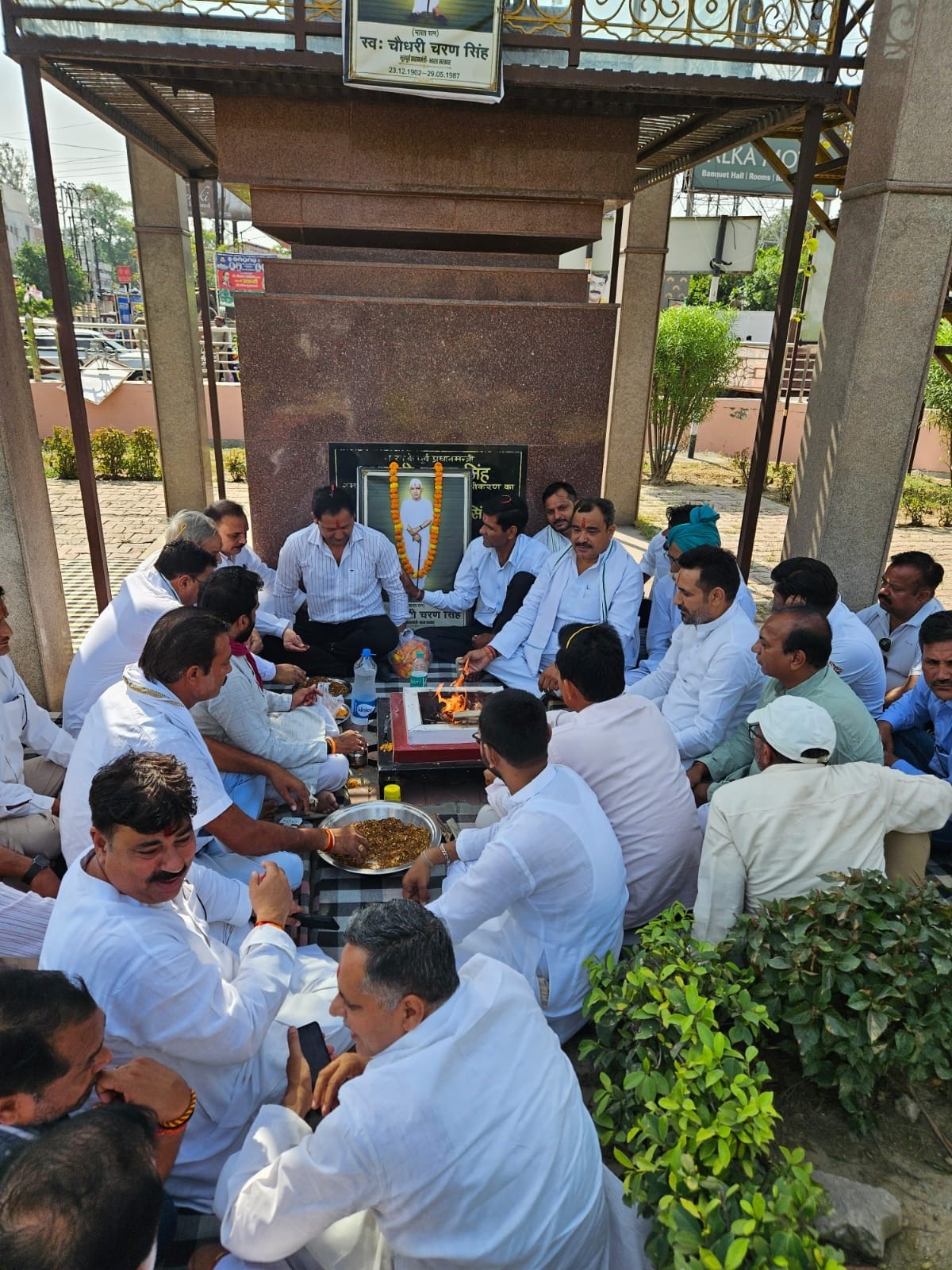 अनूपशहर में पूर्व प्रधानमंत्री चौ. चरण सिंह के चित्र पर पुष्प अर्पित करते नगर पालिका अध्यक्ष व अनूपशहर में पूर्व प्रधानमंत्री चौ. चरण सिंह के चित्र पर पुष्प अर्पित करते नगर पालिका अध्यक्ष व