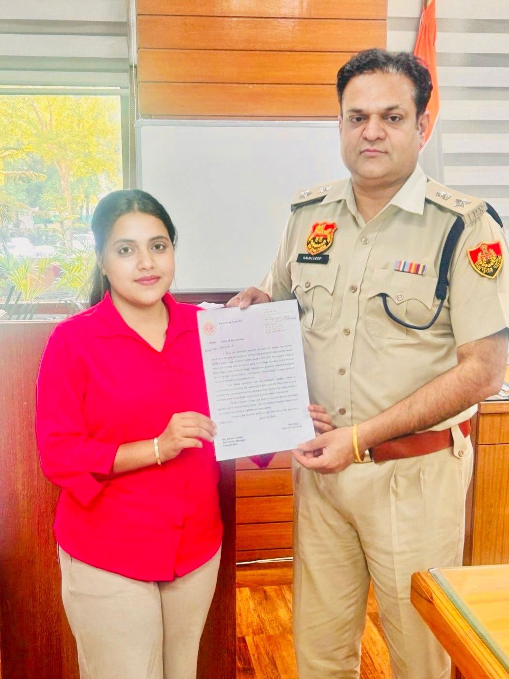 बैंक कर्मी निधि को सम्मानित करते एसपी। प्रवक्ता बैंक कर्मी निधि को सम्मानित करते एसपी। प्रवक्ता