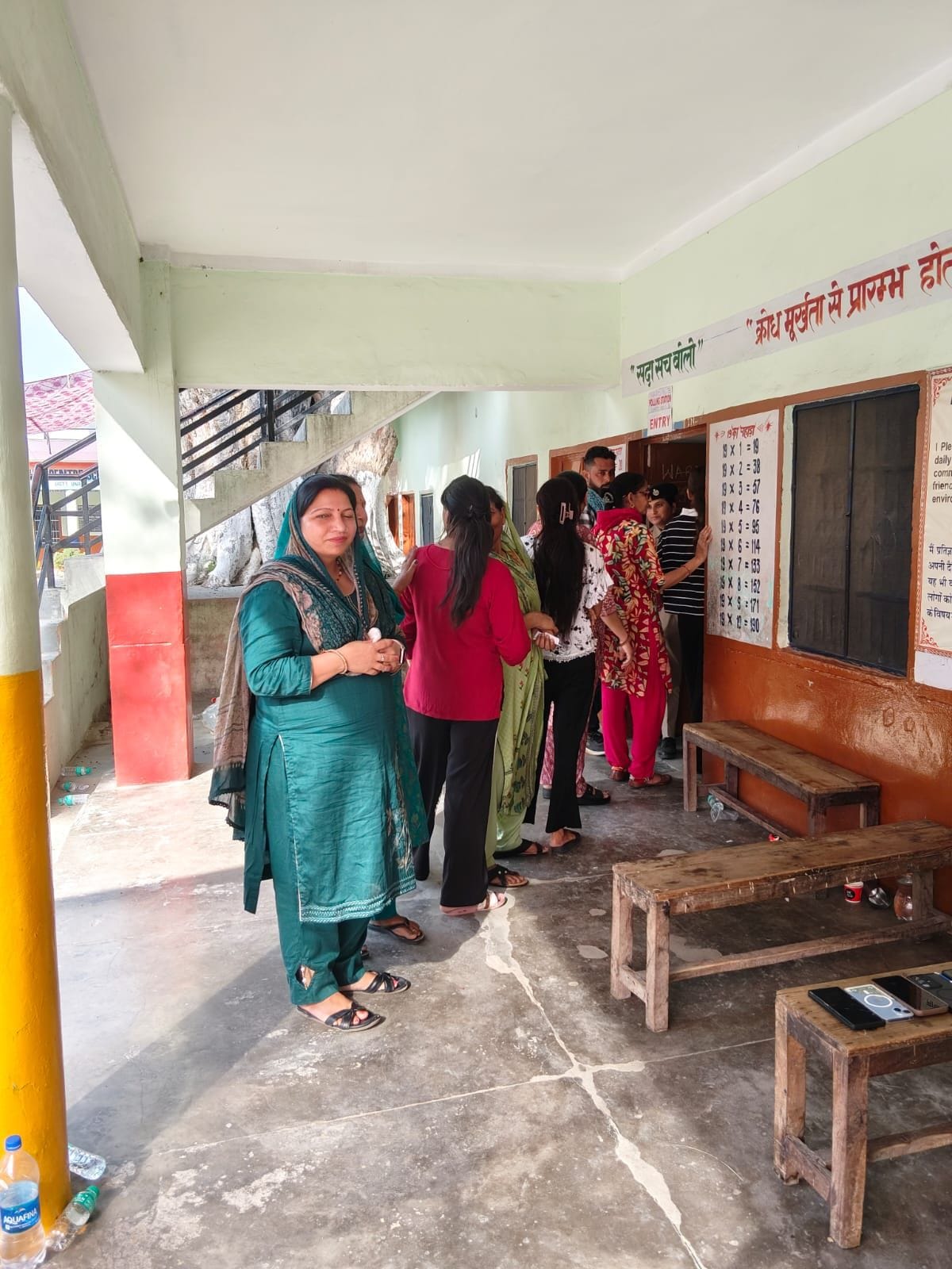 बसोली स्कूल में मतदान में मौजूद पुलिस जवान व मतदाता।संवाद