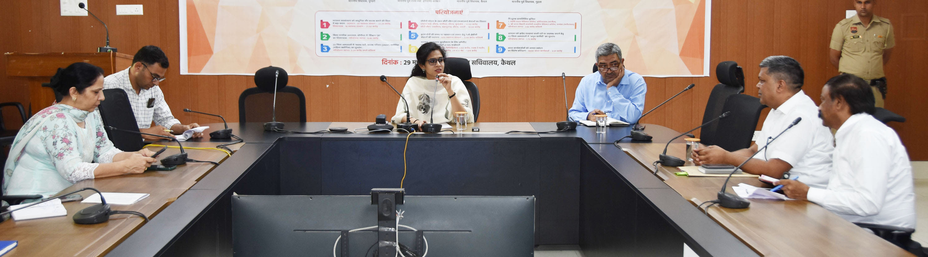 बैठक में पटवारियों को निर्देश देती डीसी। प्रवक् बैठक में पटवारियों को निर्देश देती डीसी। प्रवक्